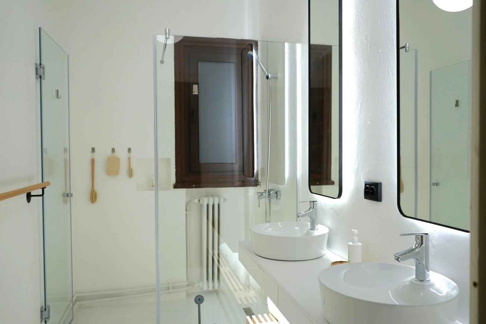 דירה Spacious 3br, 2bt With 5 Balconies
